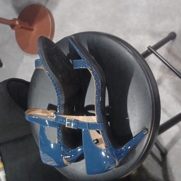 Calvin Klein navy patent sandals - Picture 3 of 3